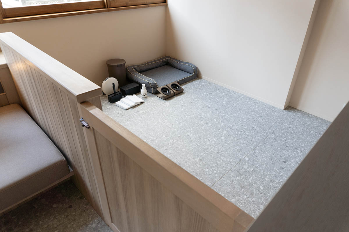 客室内に設けられた犬用スペース