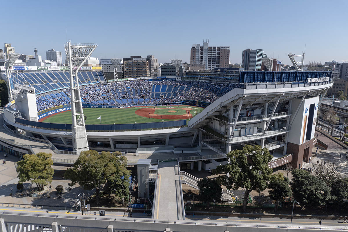 展望エリアからは横浜スタジアムを望める