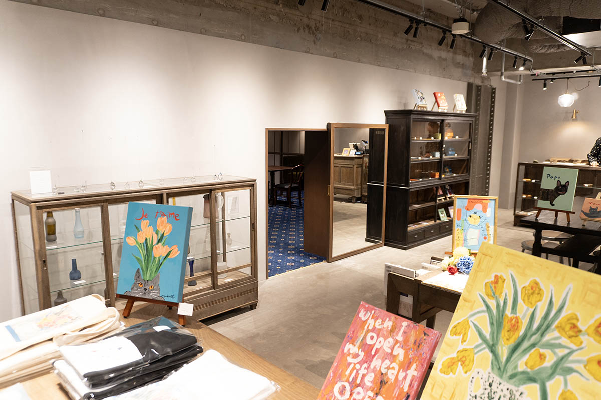 ギャラリー内の隠し扉