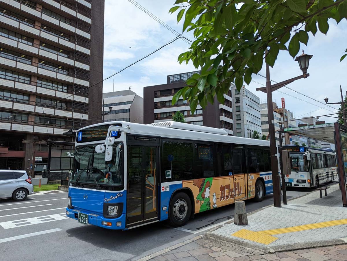 熊本市内を走る九州産交バスの路線バス。2022年撮影