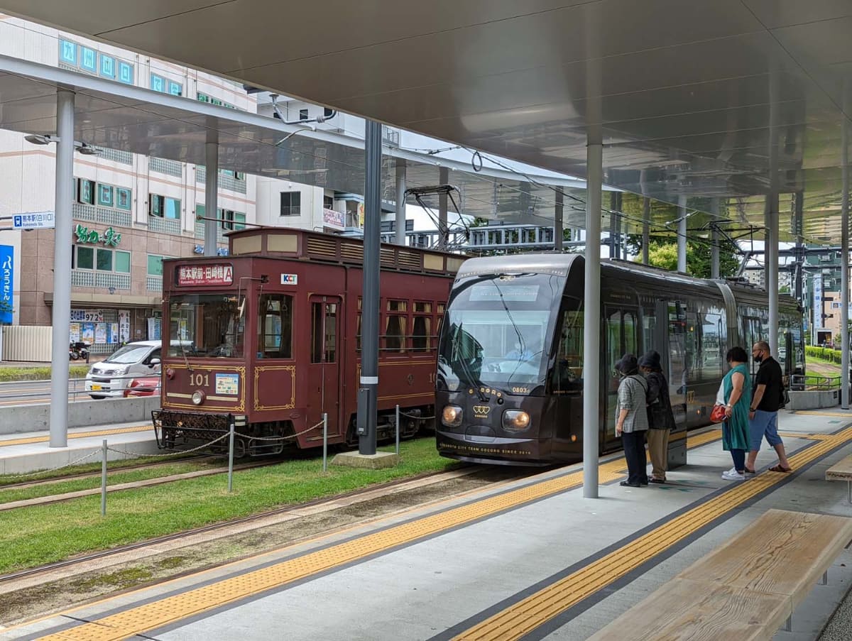 同じく熊本市内を走る路面電車の熊本市電。2022年撮影