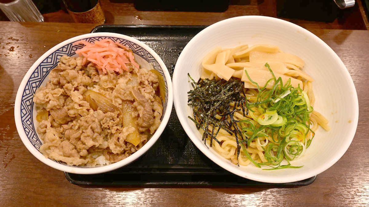 吉野家から発売された「牛丼・油そばセット」