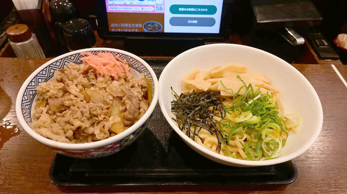 油そばセットを斜めから