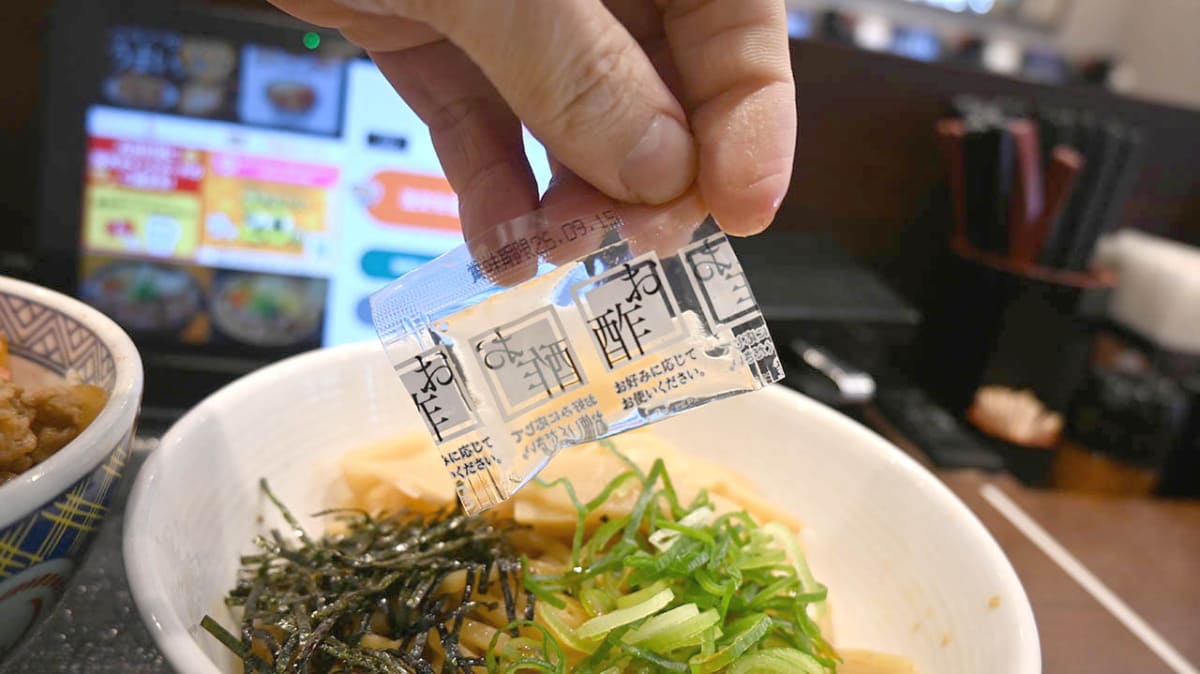 テーブルの紅しょうがや、お酢で味に変化をつけることができる