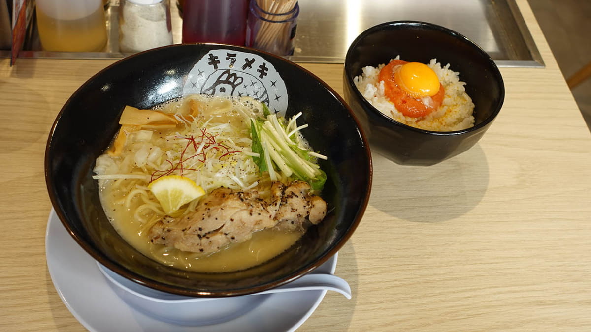 「キラメキノトリ」のラーメン。25年に吉野家傘下入り