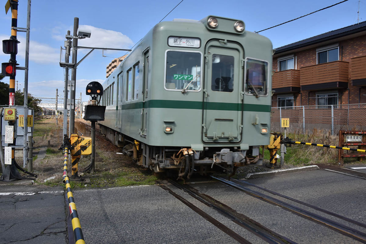 銚子駅を出発した銚子電鉄の電車