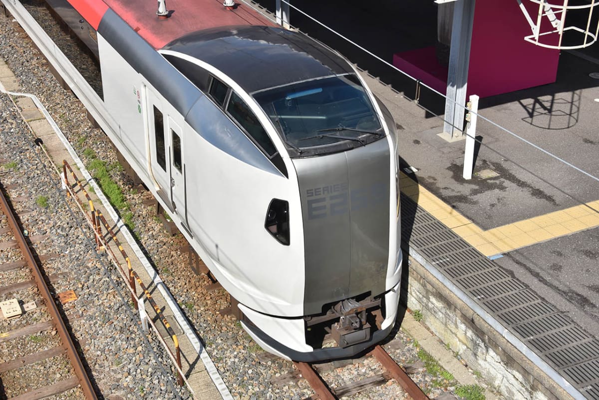 銚子駅に停車する特急「しおさい」。24年からE259系も走るようになった