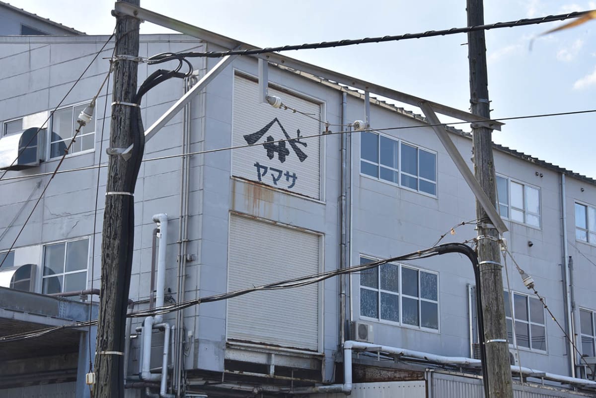 沿線には、日本を代表するしょうゆメーカーの工場が立ち並ぶ