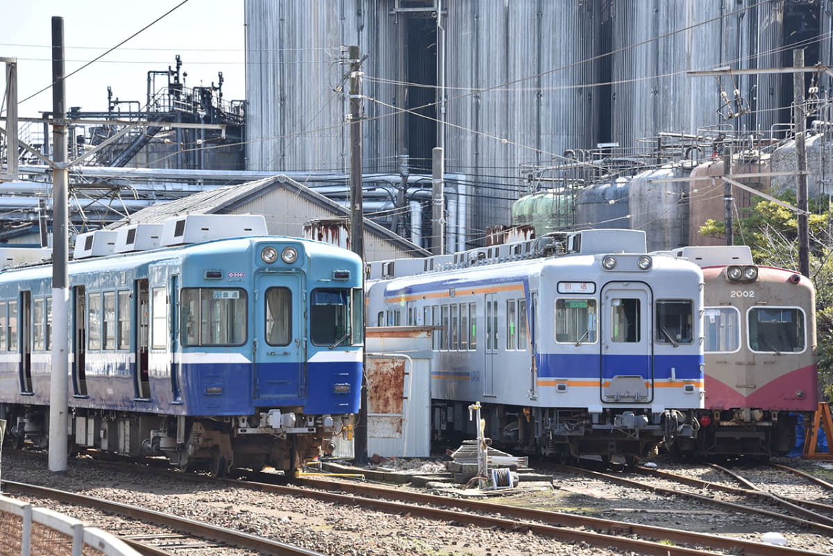 仲ノ町駅に併設された車庫には、各地の鉄道事業者から移籍してきた懐かしい車両が並ぶ