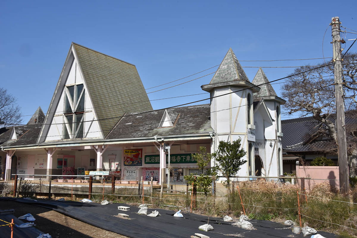 観音駅はヨーロッパの登山鉄道風外観が特徴的