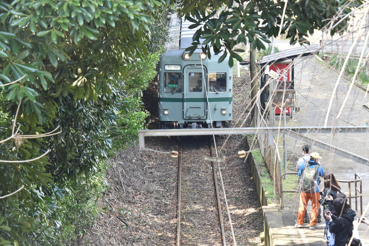 本銚子駅の上空に架かる跨線橋から入線する電車を撮る
