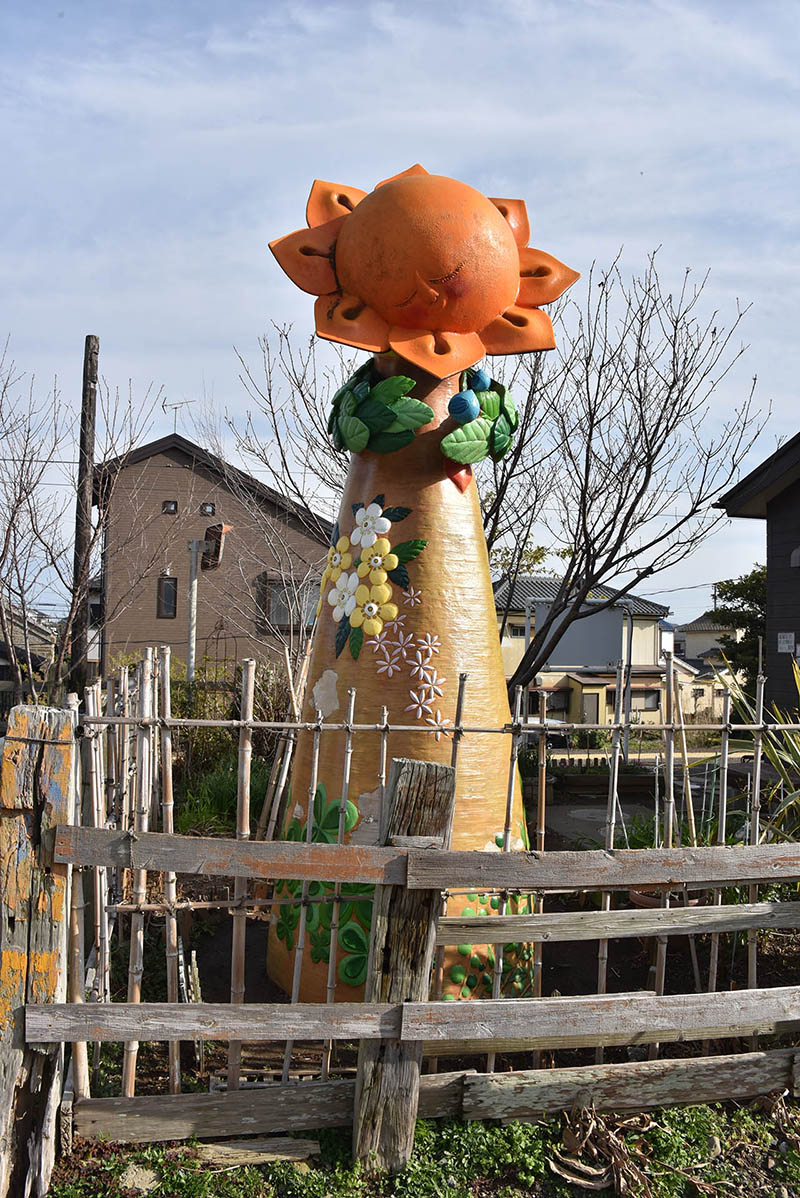 間弓莉絵さんがデザインした笑顔の塔