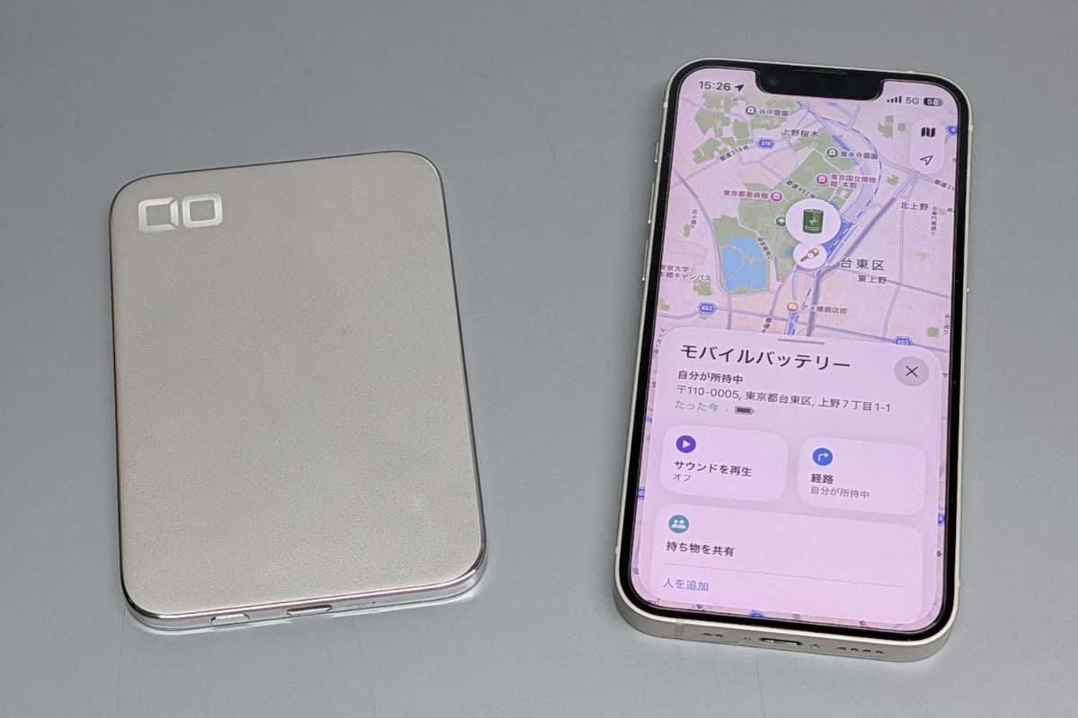 「SMARTCOBY ULTRA SLIM 3K」(左)をiPhone 13 mini(右)と並べたところ。実売価格は8,980円