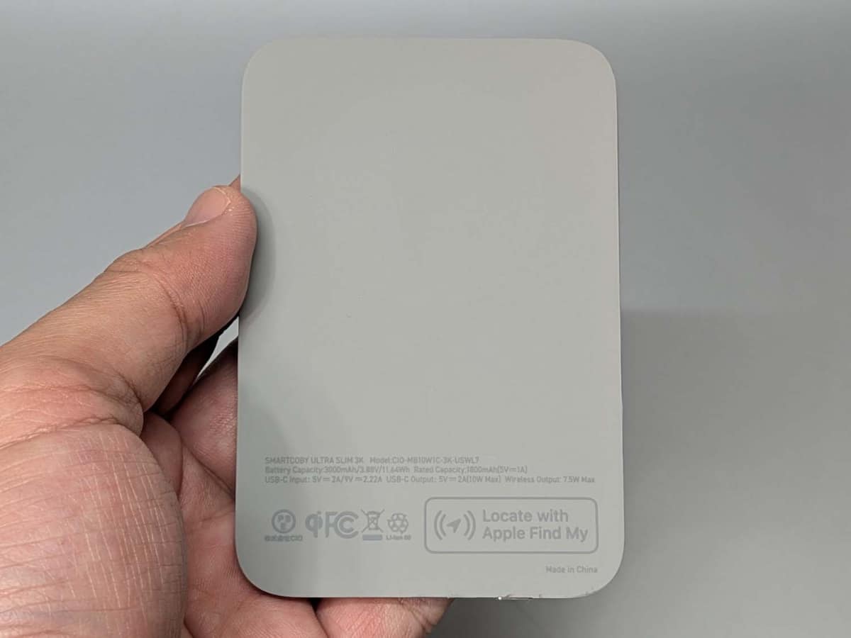 スマホに吸着する裏面には滑り止め加工が施されています。重量は公称わずか82g