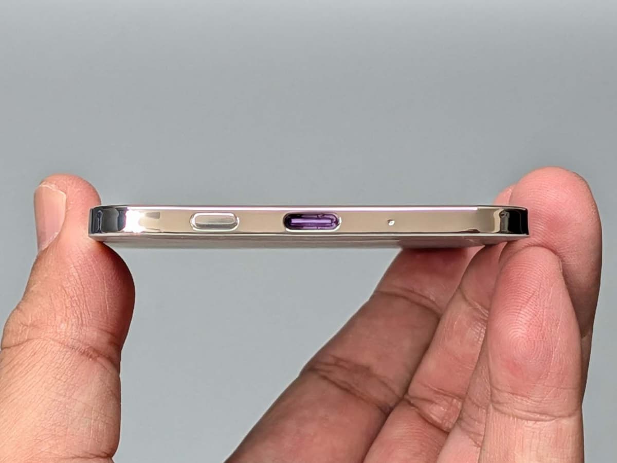 厚みはわずか4.98mmという、USB Type-Cポートがぎりぎり配置可能な厚み。両側には残量表示のLEDおよび残量確認ボタンがあります