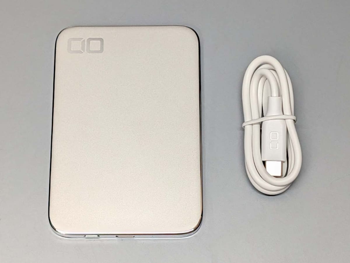 ショートタイプのUSB Type-Cケーブルが付属します