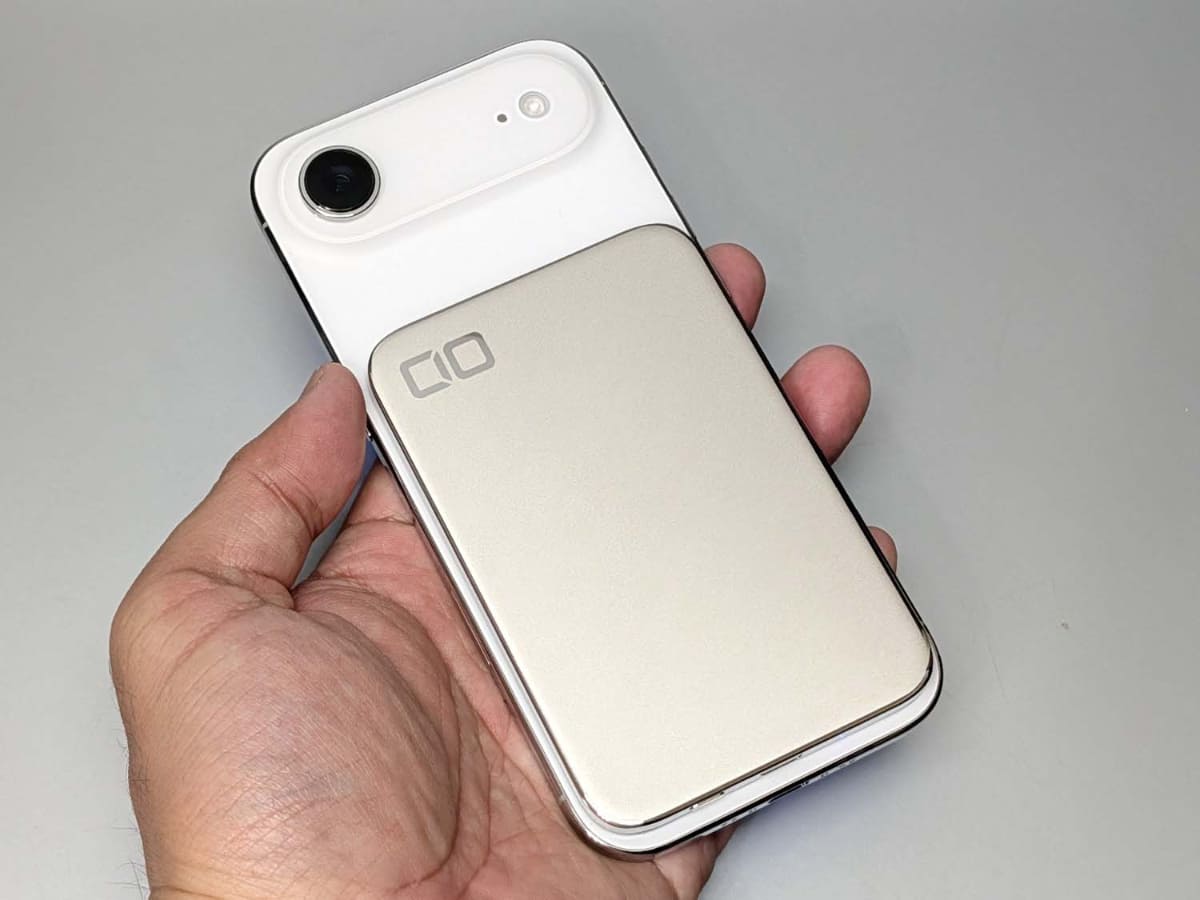 iPhone Airに装着したところ。フィット感は良好です