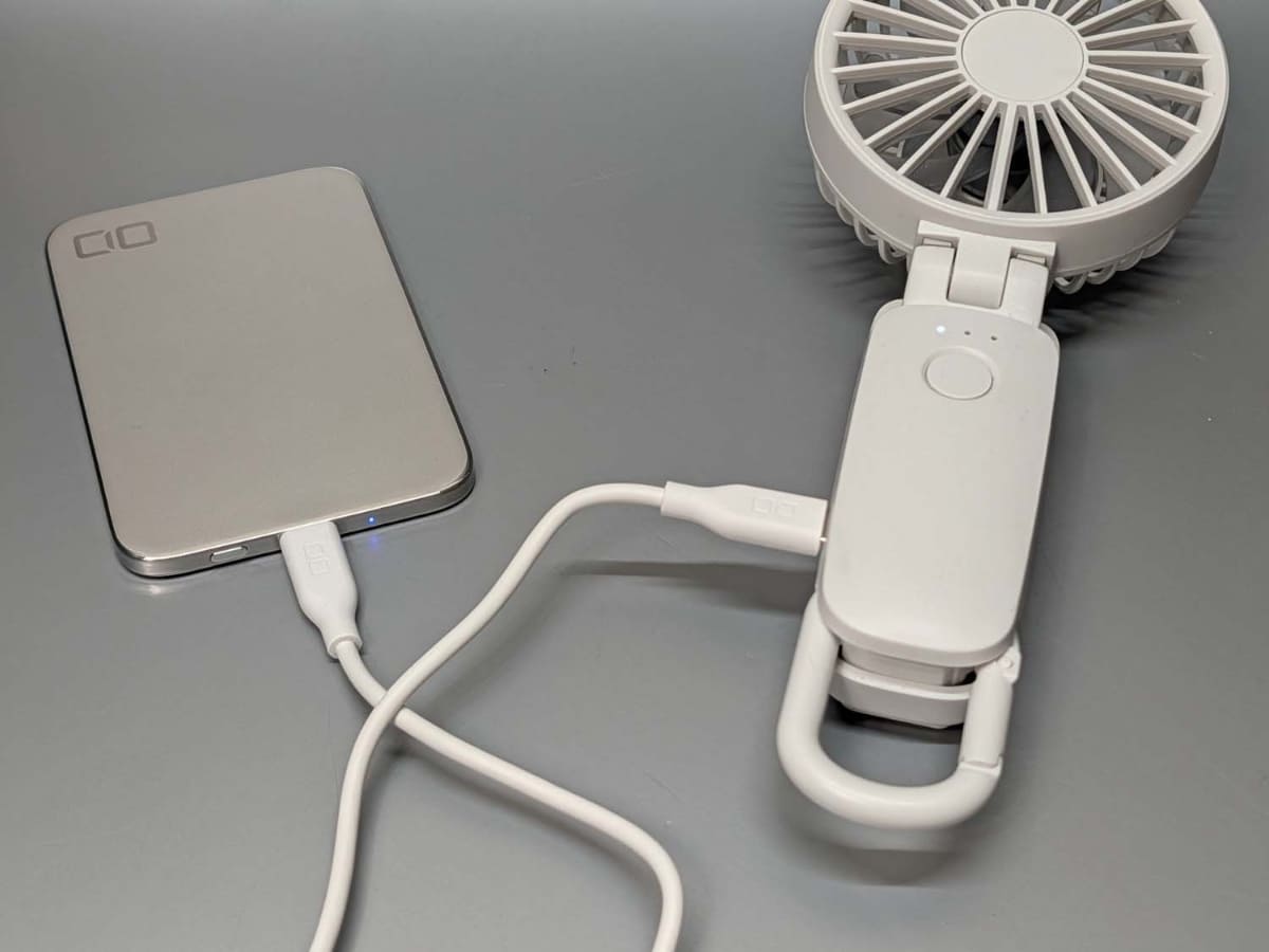 有線ケーブルでの充電も行なえます