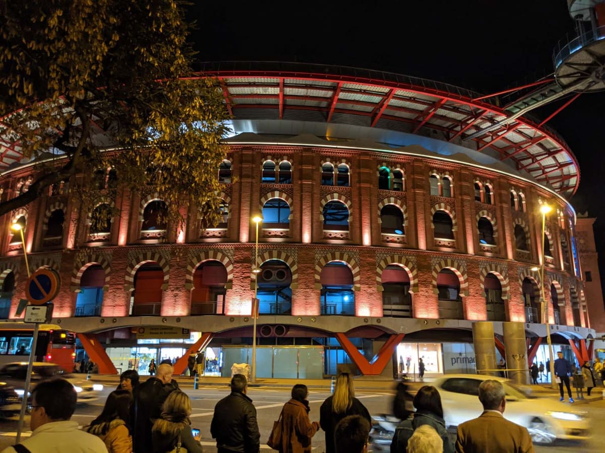 バルセロナのエスパーニャ広場にある「ラス・アレナス・デ・バルセロナ(Las Arenas de Barcelona)」。かつての闘牛場であり、現在はショッピングモールに改装されて観光スポットとなっている
