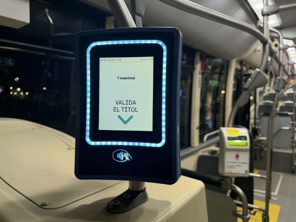 バルセロナ交通局(TMB)が運行する路線バスにはICカードを“タッチ”して検札を行なう装置が出入り口に取り付けられている。なお、写真奥に従来型の磁気切符の検札機が写っているが、この写真が撮影された2026年2月28日をもって運用が終了され、3月以降は使えなくなっている(写真提供：中山智)