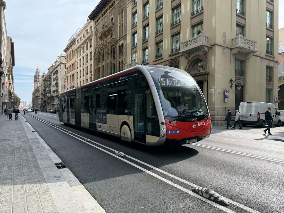 バルセロナ市内を走るTMB運行の路線バス(写真提供：中山智)