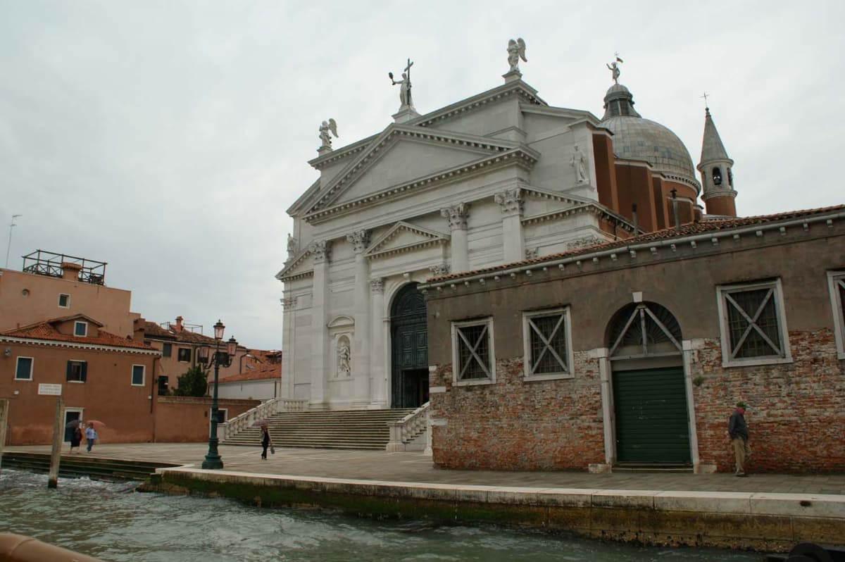 サン・ジョルジョ・マッジョーレ聖堂(Basilica di San Giorgio Maggiore)。ヴェネツィア本島の対岸にあるため、移動にはヴァポレット乗船が必要