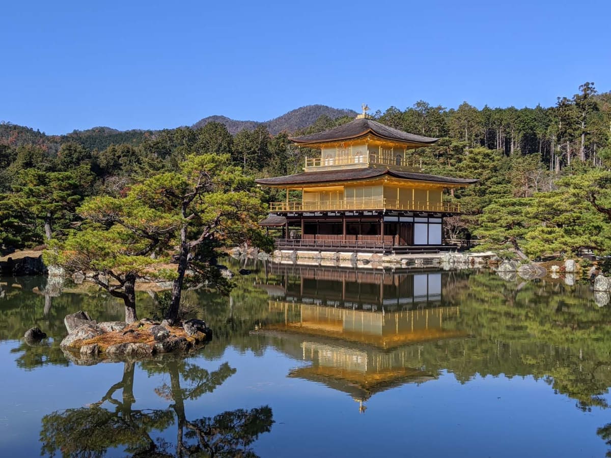 京都の鹿苑寺にある金閣寺舎利殿