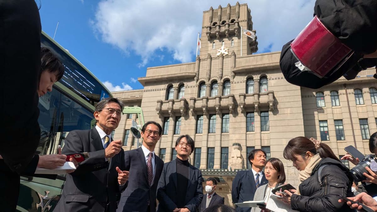 京都市役所前での実証実験に参加する京都市長の松井孝治氏(写真提供：国土交通省)