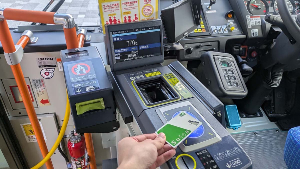 実証実験の様子。マイナンバーカードで京都市の住所が確認できた交通系ICカードを運賃箱のリーダーに“タッチ”すると「京都市民」の表記が出てくる(写真提供：国土交通省)
