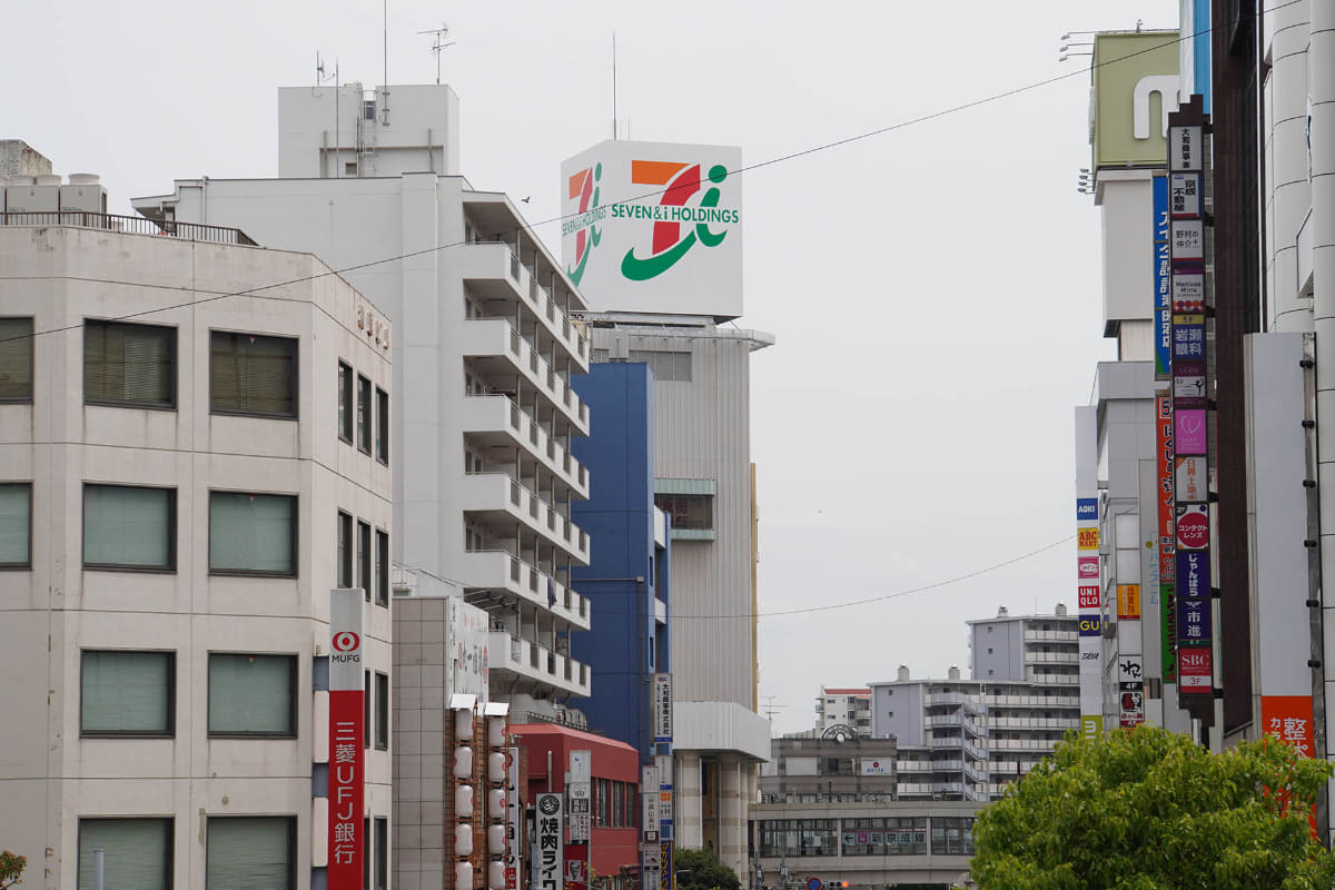 24年9月に営業終了したイトーヨーカドー津田沼店(写真奥/24年4月撮影)