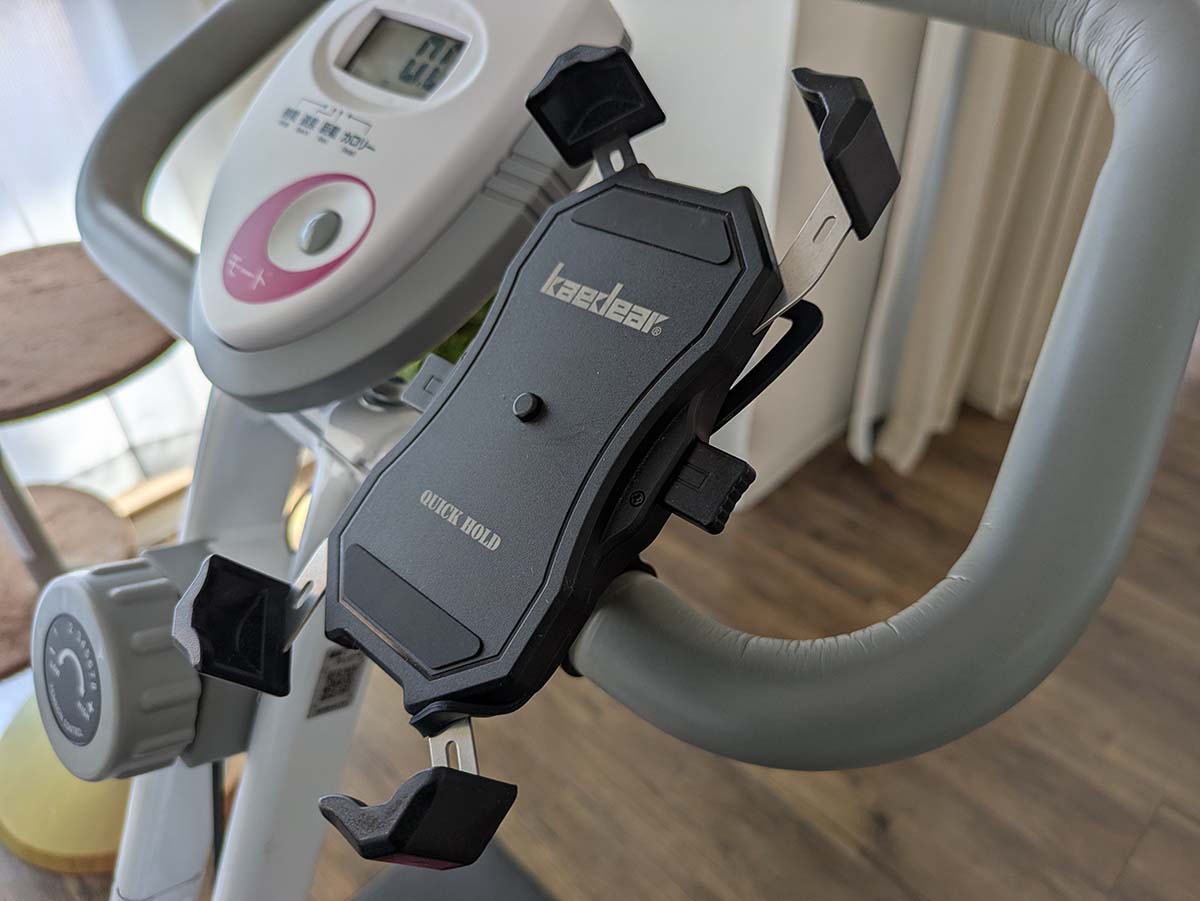 フィットネスバイクにはスマホホルダー(Kaedearバイク用スマホホルダー)を設置しました