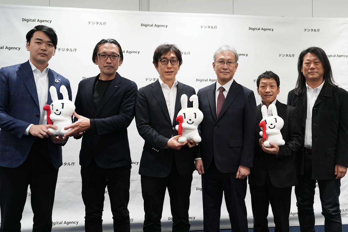 左からコシダカホールディングス 執行役員 腰髙理志氏、JR西日本 デジタルソリューション本部 WESTER-X事業部 X-aaS課長 眞鍋宗一郎氏、デジタル庁 国民向けサービスグループ 企画調整官 鳥山高典氏、国立情報学研究所 トラスト・デジタルID基盤研究開発センター センター長 佐藤周行教授、大和大学 理工学部 田中秀幸教授、OpenID ファウンデーションジャパン 代表理事 富士榮尚寛氏