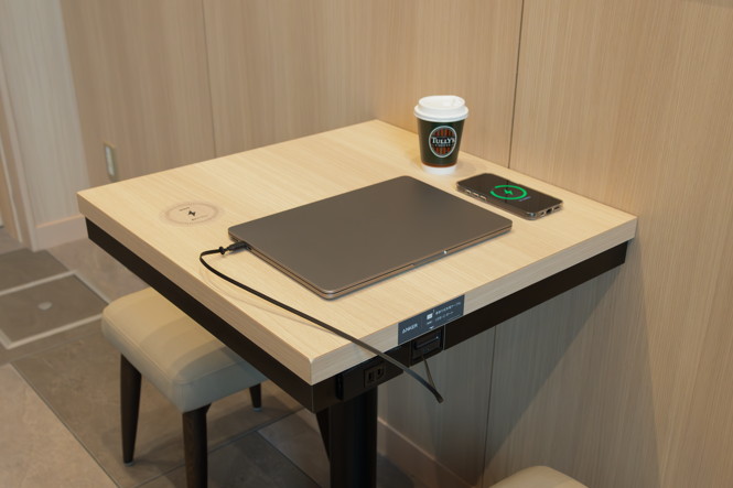スマートフォンを置くだけでマグネット式ワイヤレス充電が可能なAnkerオリジナルのテーブル