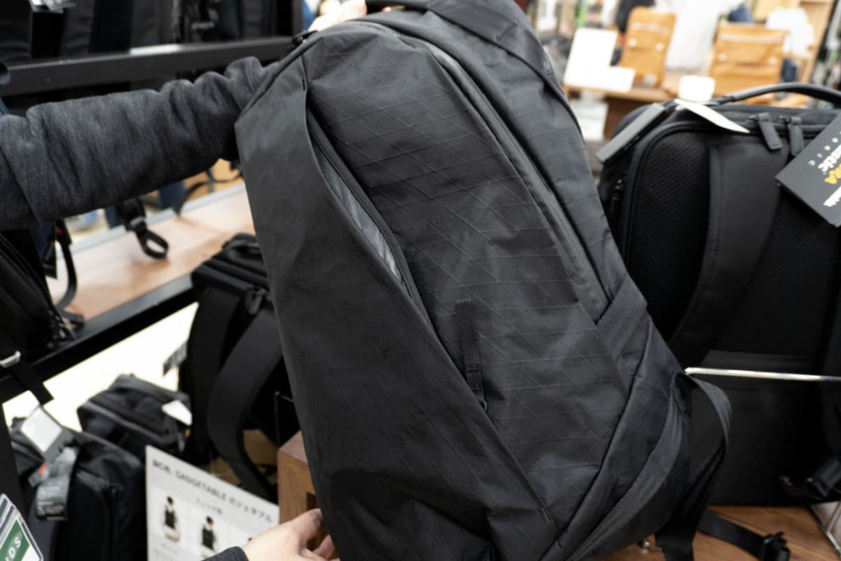 フロントポケットにはファスナー付きの小ポケット、クッション性のある小ポケットなどを搭載