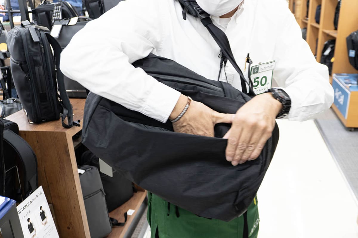 本体を手前に持ってきた時に取り出しやすいようにポケットがレイアウトされている