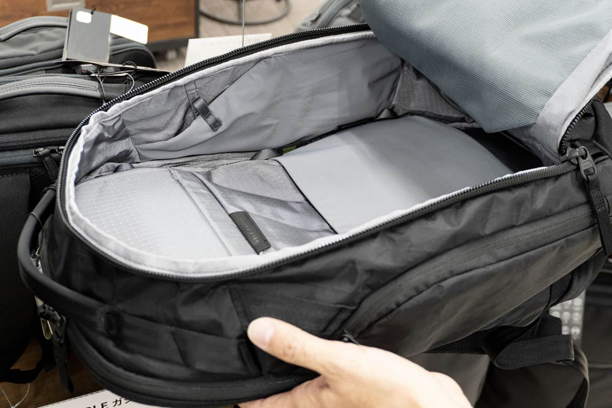 ポケットが充実しているメインコンパートメント。フルオープンになるため荷造りも楽にできる