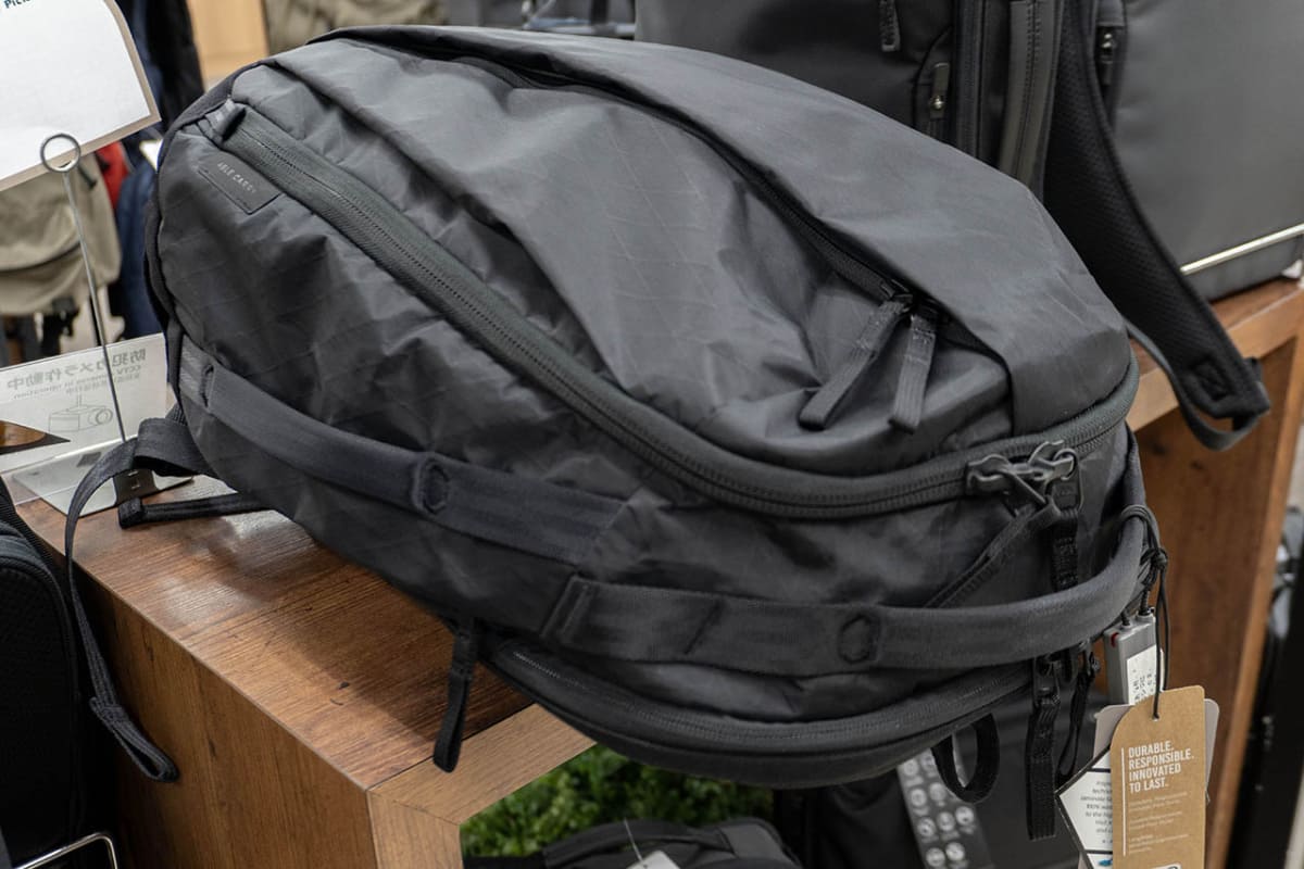 しっかりとマチがあり型崩れしにくいのがメリット。サイドハンドルもついている