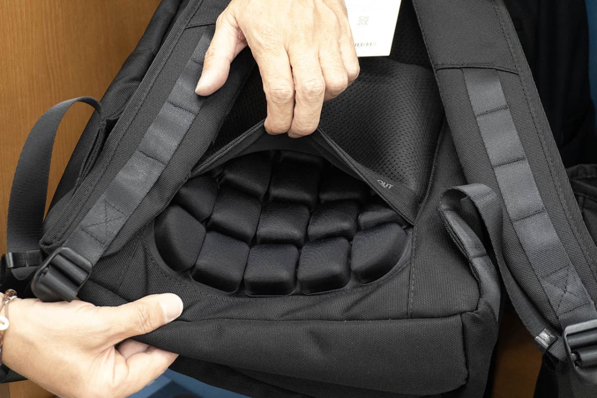 「AirCell」は背面とストラップに封入