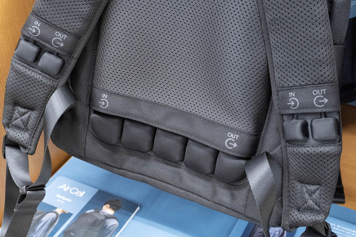 「IN」のクッションを押すと回数に応じて圧力が増加。「OUT」のクッションを押し続けると空気が抜けて圧力が減少するシステム