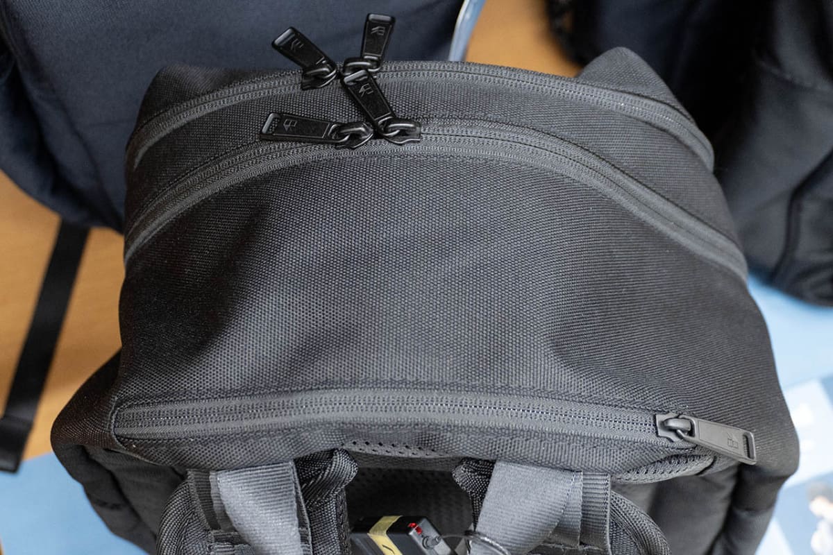 メイン収納のほか背中側や上面にもポケットを装備