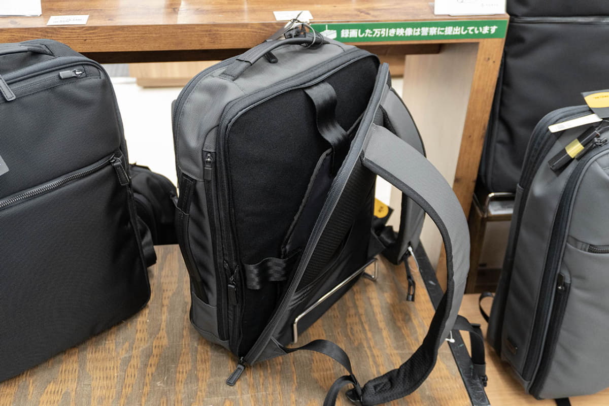 L字に開くPCポケットは14型PCを収納可能。動かないようにしっかり固定できるのもうれしい