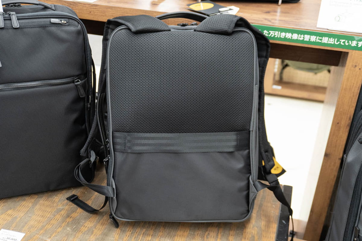 縦のままスーツケースのハンドルに固定できると好評のセットアップベルト