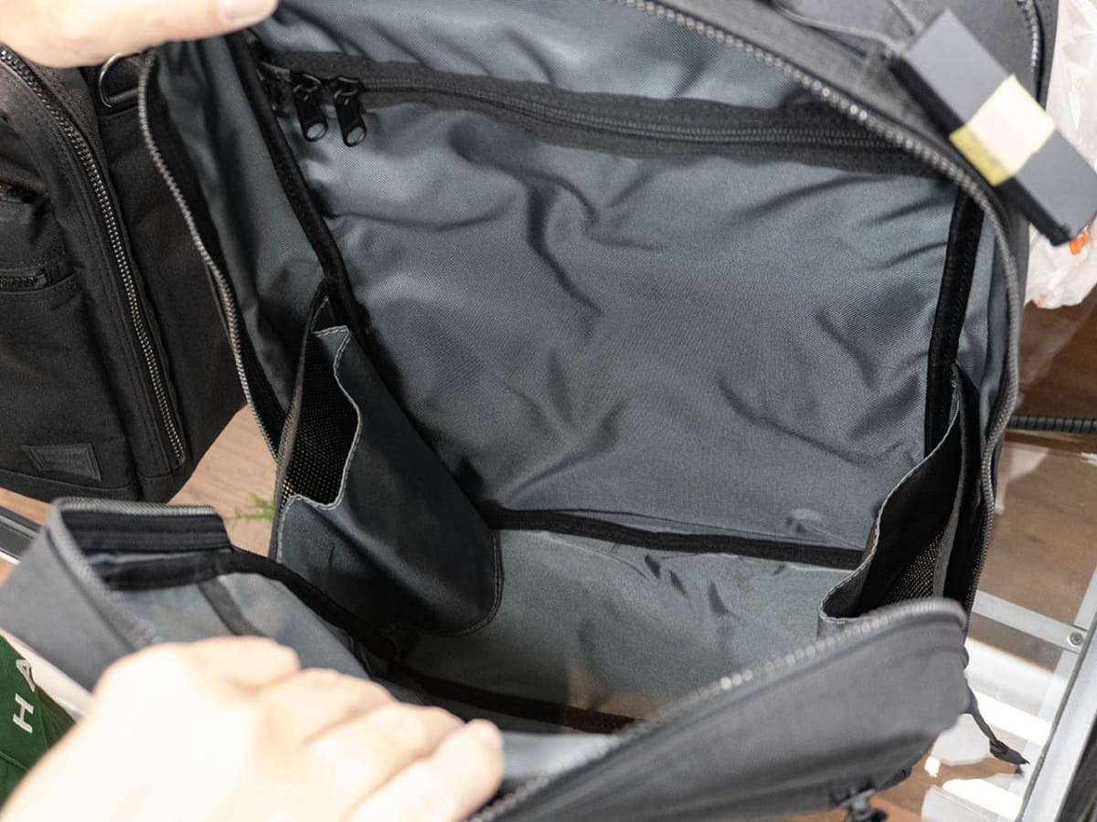 メイン収納は大きく開くつくりで、ファスナーポケットも装備