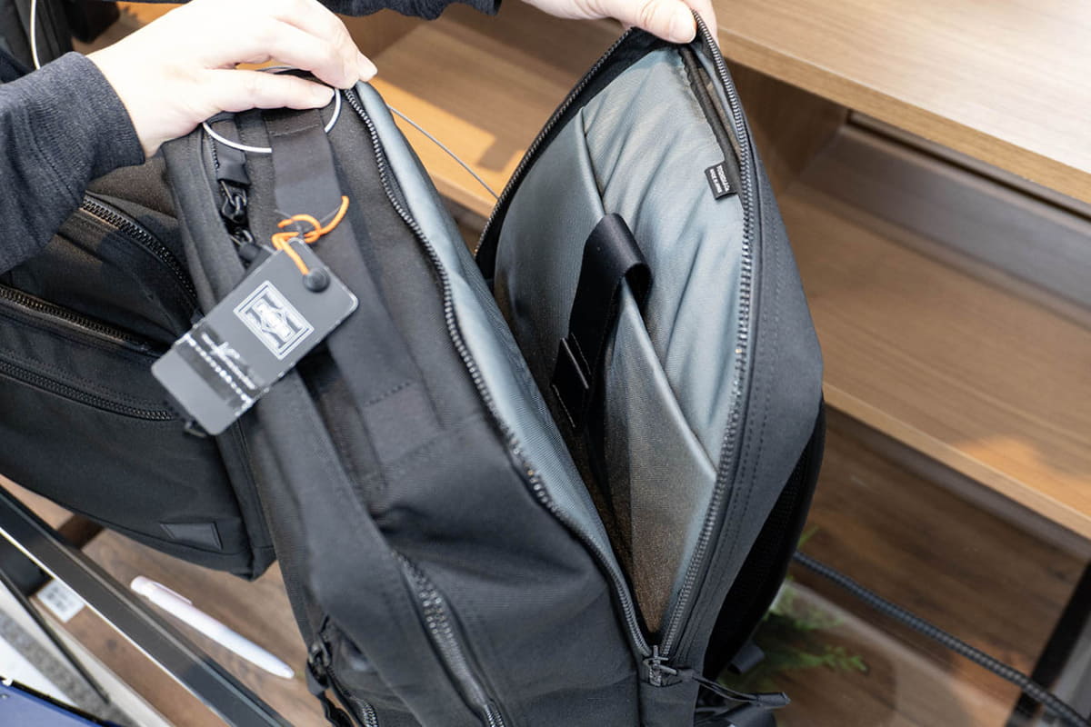 背中側には15型PCを収納できるスペースを用意