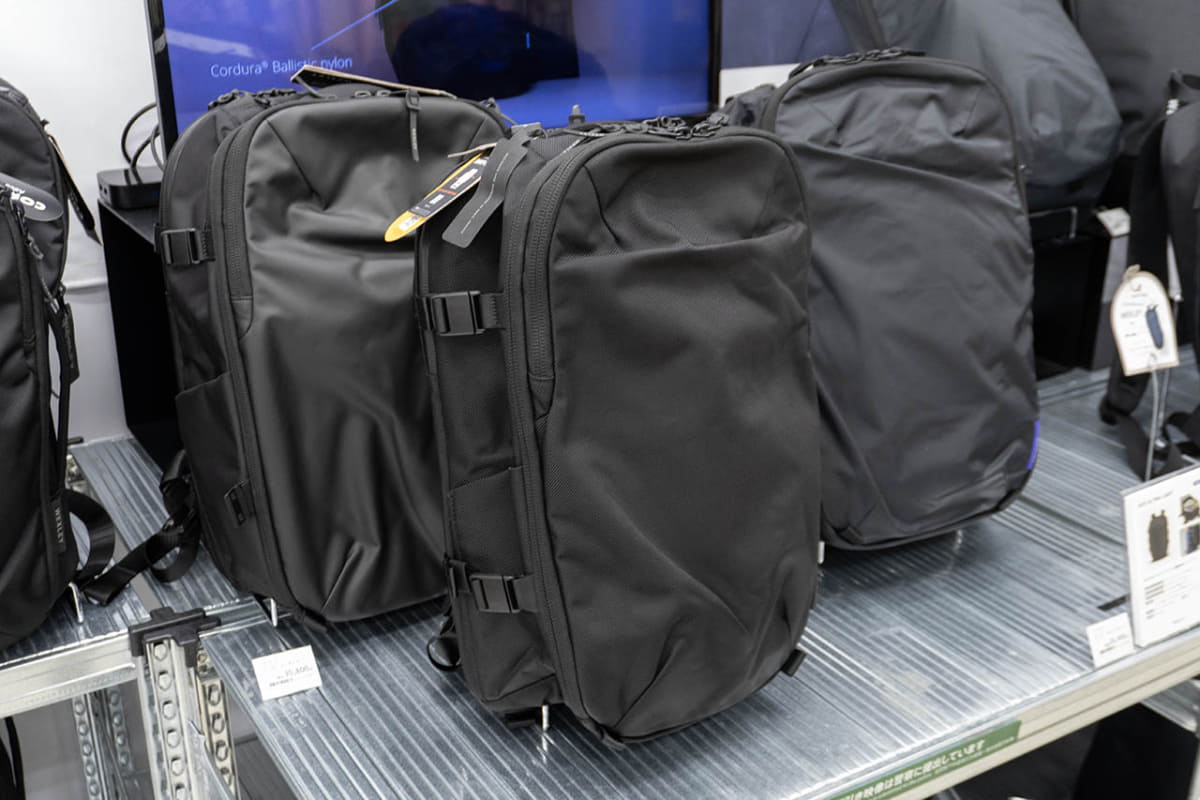 WEXLEYのエースは素材違いで3型を用意。手前がバリスティック(35,200円)、右奥がウルトラライト(26,400円)、左奥がコーテッド(30,800円)