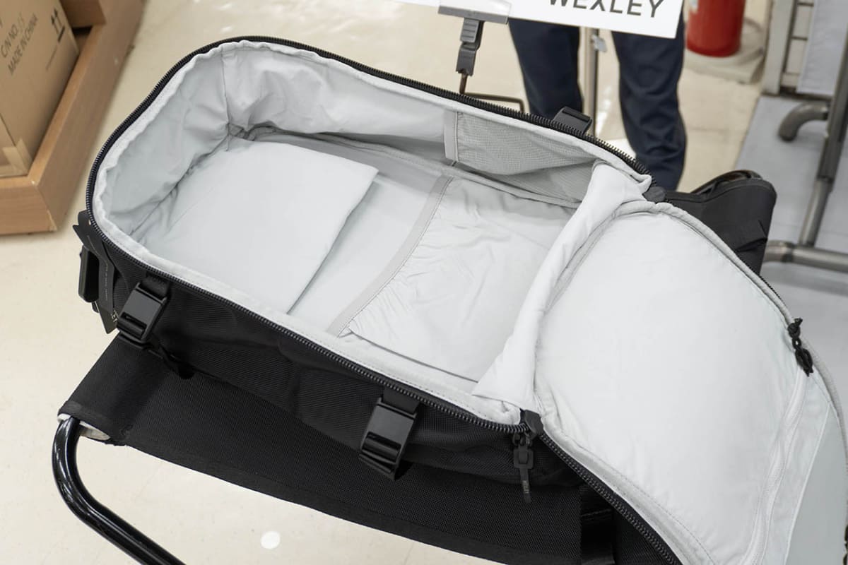 メインコンパートメントは広々としたフルフラット構造