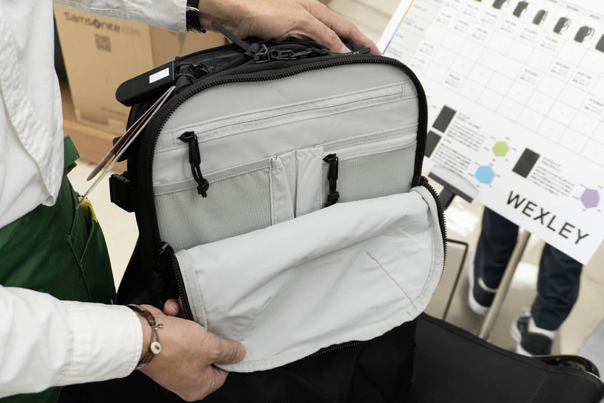 書類などを収納できるフロントコンパートメントには複数のポケットが