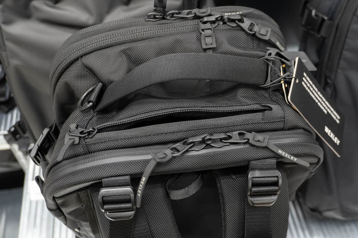 背中側に16型まで対応のPCコンパートメントが。上面にはアクセスしやすいトップポケットもある