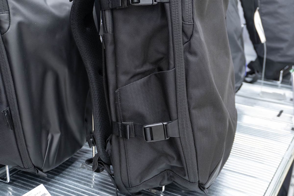 サイドにはボトルポケット