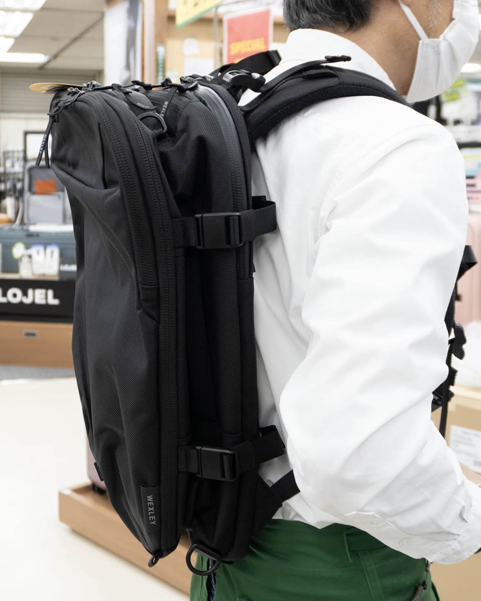 コンプレッションストラップでマチ幅を調節可能。荷物が少ない時はコンパクトに